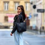 Skorzana torba na zakupy. Stylizacja z czarna shopperka