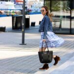 Skorzana torba na zakupy. Stylizacja z czarna shopperka