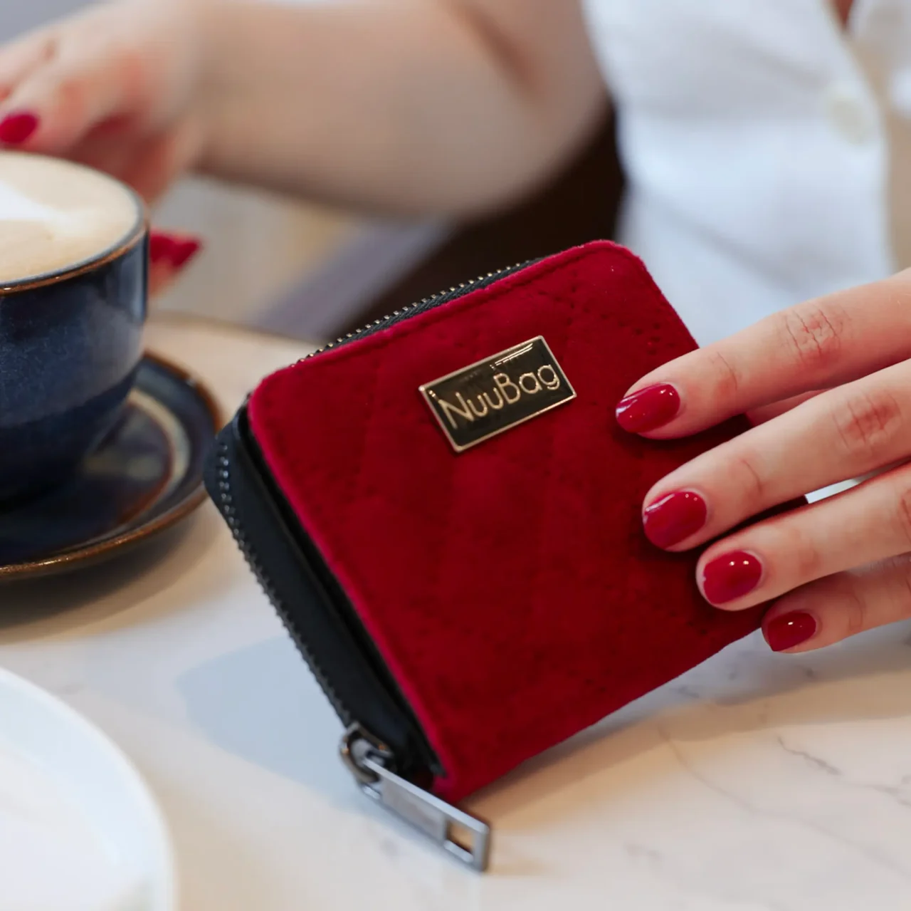 Czerwony mały portfel damski welur, zamsz